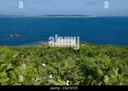 Blick vom Garrison Hill in Richtung Tresco, mit Haus am Meer, St. Mary's Island, Isles of Scilly, Cornwall, England, Großbritannien, Juli 2021 Stockfoto