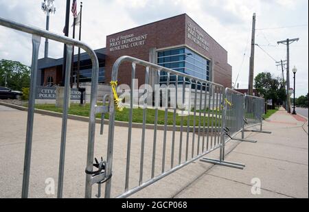 Ferguson, Usa. August 2021. Das Gebäude des Polizeihauptquartiers von Ferguson wurde am 7. Jahrestag des Todes von Michael Brown Jr. in Ferguson, Missouri, am Montag, dem 9. August 2021, mit Fahrradhaltern gesichert. Die Polizei geht davon aus, dass sich Demonstranten nachts vor dem Gebäude versammeln werden, um gegen den Jahrestag zu protestieren. Foto von Bill Greenblatt/UPI Credit: UPI/Alamy Live News Stockfoto