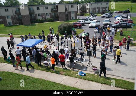 Ferguson, Usa. August 2021. Am Montag, den 9. August 2021, versammeln sich am Ort des Tötung von Michael Brown Jr. zum siebenjährigen Jubiläum in Ferguson, Missouri, Menschen.Brown Jr. (18) wurde 2014 vom Ferguson-Polizeibeamten Darren Wilson angeschossen und getötet. Nach einer Auseinandersetzung folgte, als Brown Wilson in seinem Polizeifahrzeug zur Kontrolle von Wilsons Waffe angriff, bis es abgefeuert wurde. Foto von Bill Greenblatt/UPI Credit: UPI/Alamy Live News Stockfoto