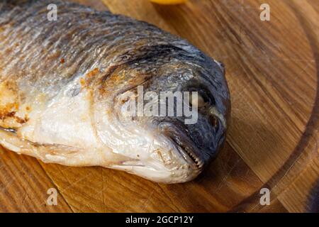 Gegrillter dorado-Fisch, liegt auf einem Holzbrett Stockfoto