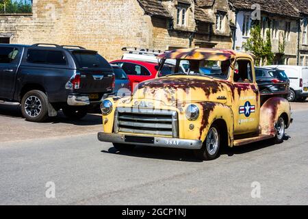 Ein speziell angefertigter amerikanischer Pick-up-Truck im Dorf Laigcock in Wiltshire, Großbritannien. Stockfoto