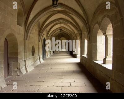 Kloster Maulbronn (ehemalige zisterzienserabtei): Durchgang der Laienbrüder vor Cellarium, Nordschwarzwald, Baden-Württemberg, Deutschland Stockfoto