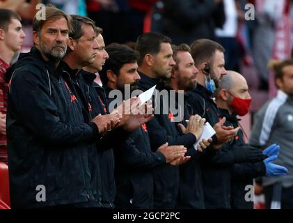 Liverpool, England, 9. August 2021. Jurgen Klopp-Manager von Liverpool steht für eine Hommage an den ehemaligen Spieler Michael Robinson während des Vorsaison-Freundschaftsspiels in Anfield, Liverpool. Bildnachweis sollte lauten: Darren Staples / Sportimage Stockfoto