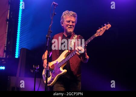 Wickham, Großbritannien. August 2021. Pat Davey, ehemaliger Bassist der Tom Robinson Band und Seven, tritt live mit Cregan & Co auf dem Wickham Festival auf. Kredit: SOPA Images Limited/Alamy Live Nachrichten Stockfoto