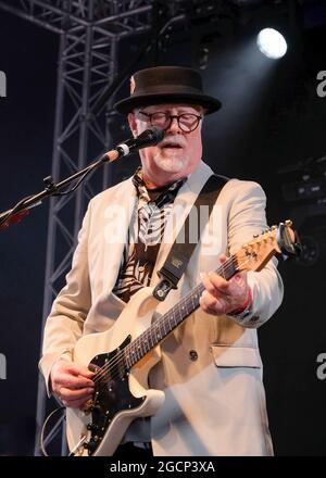 Wickham, Großbritannien. August 2021. James Cregan, Produzent, englischer Rock-Gitarrist und Bassist, ehemaliger Lyriker bei Rod Stewart und Bandmitglied bei Steve Harley und The Cockney Rebel, tritt beim Wickham Festival live mit der Band Cregan & Co auf. Kredit: SOPA Images Limited/Alamy Live Nachrichten Stockfoto