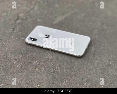 MOSKAU, RUSSLAND - 29. Jul 2021: Bricht und liegt auf dem grauen Asphalt, die Rückseite nach oben. Stockfoto
