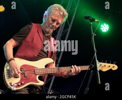 Wickham, Großbritannien. August 2021. Pat Davey, ehemaliger Bassist der Tom Robinson Band und Seven, tritt live mit Cregan & Co auf dem Wickham Festival auf. (Foto von Dawn Fletcher-Park/SOPA Images/Sipa USA) Quelle: SIPA USA/Alamy Live News Stockfoto