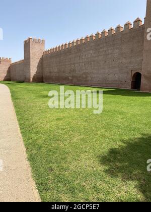 Alte Lehmwand der Kasbah der oudayas in der Medina von Rabat Stockfoto