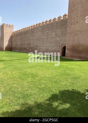 Alte Lehmwand der Kasbah der oudayas in der Medina von Rabat Stockfoto