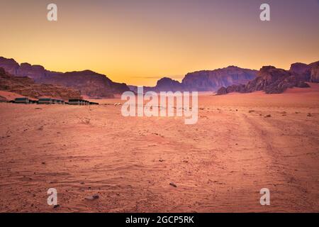 Dramatische Wadi Rum jordanische Wüstenszene bei Sonnenuntergang. Stockfoto