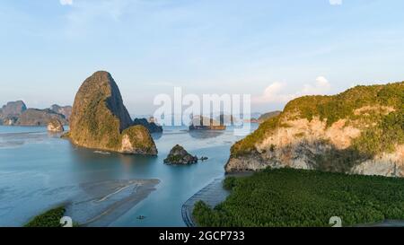 Luftaufnahme Drohne Aufnahme von Sametnangshe Landschaftsansicht in Phang-nga Thailand schönes Meer erstaunliche Landschaft Naturblick Stockfoto