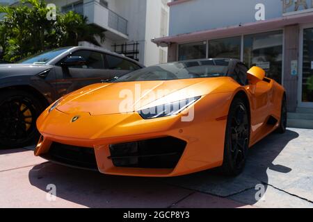 Los Angeles, Kalifornien USA - 14. April 2021: Lamborghini Aventador geparkt in LA. Vordereckansicht. Stockfoto