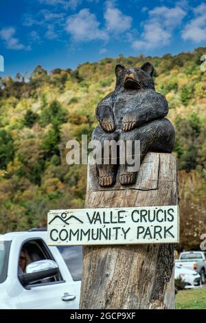 Ein geschnitzter schwarzer Bär sitzt auf einer Stange am Eingang zum Valle Crucis Community Park in Valle Crucis, Nordkarolien. Stockfoto