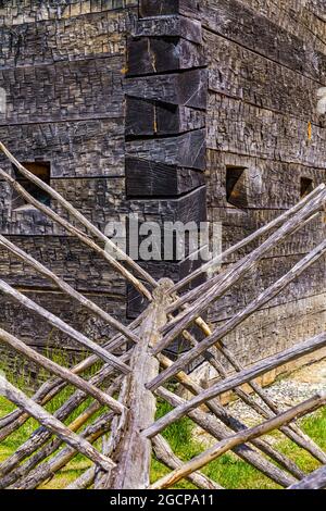 Holzbarrieren vor Fort Dobbs, einer historischen Stätte von North Carolina aus dem französischen und indischen Krieg, in Statesville. Stockfoto