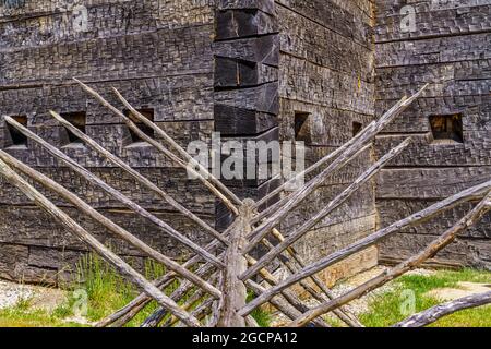 Holzbarrieren vor Fort Dobbs, einer historischen Stätte von North Carolina aus dem französischen und indischen Krieg, in Statesville. Stockfoto