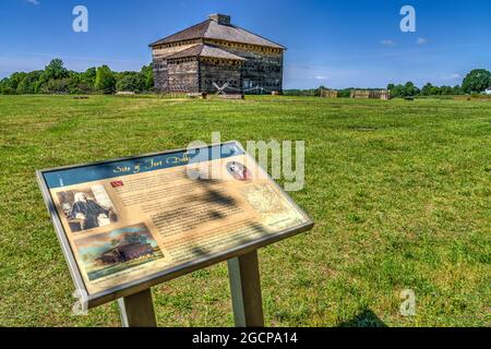 Ein Informationsschild an Fort Dobbs, einer historischen Stätte von North Carolina aus dem Französisch- und Indischen Krieg, in Statesville. Stockfoto