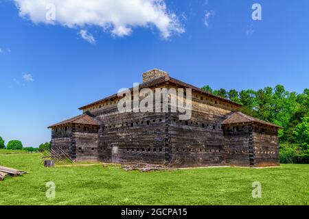 Das rekonstruierte Fort Dobbs, eine historische Stätte in North Carolina aus dem französischen und indischen Krieg, in Statesville. Stockfoto