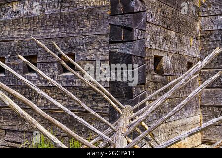 Holzbarrieren vor Fort Dobbs, einer historischen Stätte von North Carolina aus dem französischen und indischen Krieg, in Statesville. Stockfoto