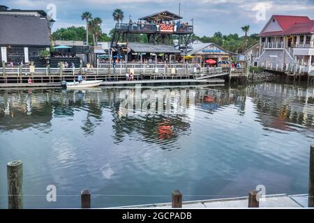 Restaurants säumen die Promenade entlang des Shem Creek in Mount Pleasant in der Nähe von Charleston, South Carolina. Stockfoto