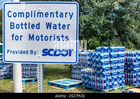 Kostenlose Fälle von Wasser für Menschen, die während einer Warnung des Kategorie-5-Wasserturms bei einem Raststopp auf der I-95 in South Carolina aus Florida evakuiert wurden. Stockfoto