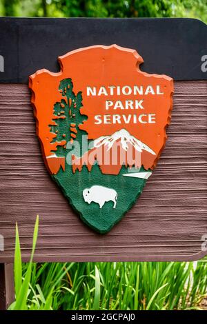 Das National Park Service-Logo auf dem Congaree National Park-Eingangsschild in South Carolina. Stockfoto