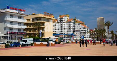 Penisola, Spanien - 16. April 2019: Hotels am Meer in Penisola Stadt. Valencia, Spanien Stockfoto