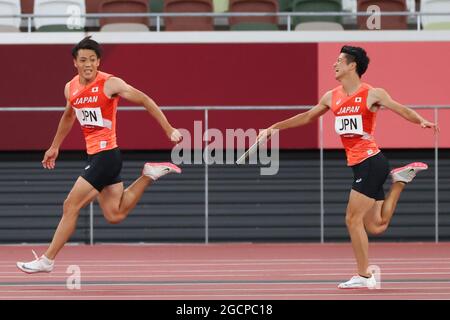 Shuhei Tada (JPN) übergibt den Staffelstab nicht an Ryota Yamagata (JPN) nach der ersten Etappe des Leichtathletik : Männer-Staffelfinales mit 4 x 100 m bei den Olympischen Spielen 2020 in Tokio am 6. August 2021 im Nationalstadion in Tokio, Japan. Das Team Japan hat das Rennen nicht beendet. Kredit: YUTAKA/AFLO SPORT/Alamy Live Nachrichten Stockfoto