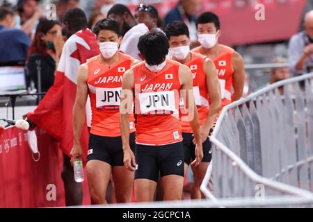 Team Japan JPN) schockiert, nachdem es bei der ersten Etappe des Leichtathletik : Männer-Staffelfinales mit 4 x 100 m bei den Olympischen Spielen 2020 in Tokio am 6. August 2021 im Nationalstadion in Tokio, Japan, nicht den Staffelstab überstanden hat. Das Team Japan hat das Rennen nicht beendet. Kredit: YUTAKA/AFLO SPORT/Alamy Live Nachrichten Stockfoto