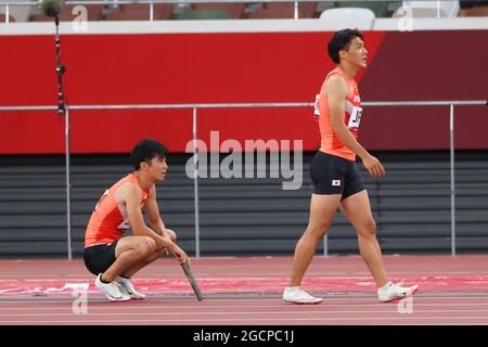 Shuhei Tada (JPN) und Ryota Yamagata (JPN) waren schockiert, nachdem sie den Staffelstab in der ersten Etappe des Leichtathletik : Männer-Finales mit 4 x 100 m bei den Olympischen Spielen 2020 in Tokio am 6. August 2021 im Nationalstadion in Tokio, Japan, nicht bestanden hatten. Das Team Japan hat das Rennen nicht beendet. Kredit: YUTAKA/AFLO SPORT/Alamy Live Nachrichten Stockfoto