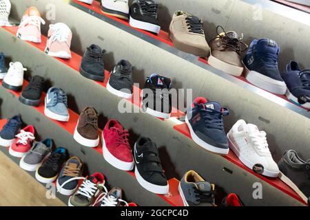 Barcelona, Spanien - 07. Oktober 2019: Verschiedene bunte Sportschuhe  stehen in den Regalen Stockfotografie - Alamy