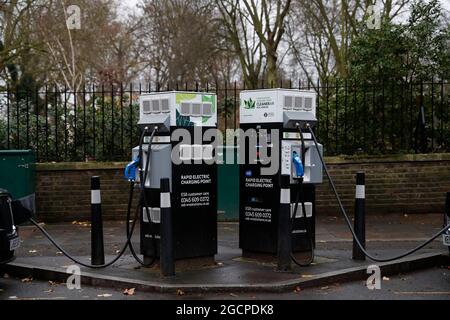 London, Großbritannien. Dezember 2020. Das Foto vom 18. Dezember 2020 zeigt eine schnelle elektrische Ladestation für E-Taxis in London, Großbritannien. Quelle: Han Yan/Xinhua/Alamy Live News Stockfoto