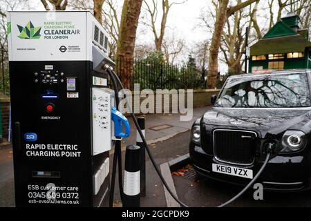 London, Großbritannien. Dezember 2020. Das Foto vom 18. Dezember 2020 zeigt eine schnelle elektrische Ladestation für E-Taxis in London, Großbritannien. Quelle: Han Yan/Xinhua/Alamy Live News Stockfoto