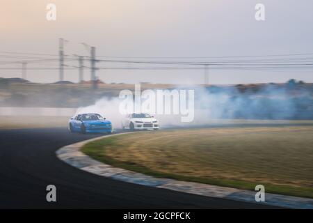 VicDrift Runde 2: Endkampf zwischen Moe Elhouli (Blaue Führung) und Aleksander Kantarovski (Weiße Verfolgungsjagd). Stockfoto