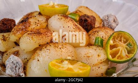 Eingelegter Rambutan mit Calamansi, saurer Pflaume und Vogelaugen-Chili. Nahaufnahme und selektiver Fokus. Stockfoto