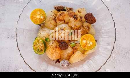 Eingelegter Rambutan mit Calamansi, saurer Pflaume und Vogelaugen-Chili. Nahaufnahme von oben. Stockfoto