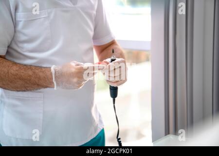 Prozess der Korrektur der Prothese. Nahaufnahme Stockfoto