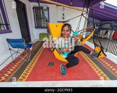 Asiatische Frau mit ihrer Ukulele, Superior, Arizona Stockfoto