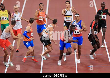 Michael NORMAN (USA) ist der erste, der den Staffelstab für das Team United States in der zweiten Etappe des Leichtathletik : Männer 4 x 400 m Staffellaufs Finale während der Olympischen Spiele in Tokio 2020 am 7. August 2021 im Nationalstadion in Tokio, Japan, übergibt. Quelle: AFLO SPORT/Alamy Live News Stockfoto