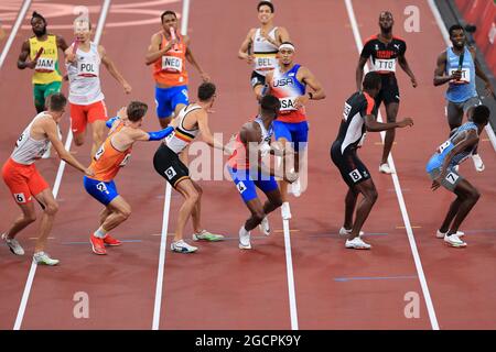 Michael NORMAN (USA) ist der erste, der den Staffelstab für das Team United States in der zweiten Etappe des Leichtathletik : Männer 4 x 400 m Staffellaufs Finale während der Olympischen Spiele in Tokio 2020 am 7. August 2021 im Nationalstadion in Tokio, Japan, übergibt. Quelle: AFLO SPORT/Alamy Live News Stockfoto