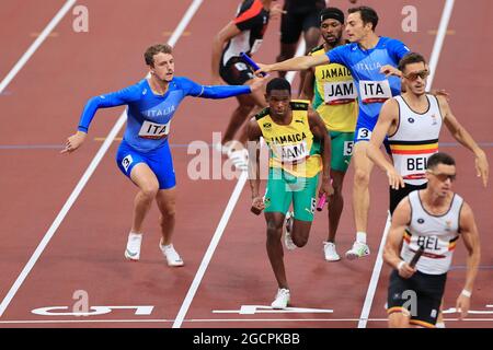 SCOTTI Edoardo (ITA) kämpft darum, den Staffelstab an SIBILIO Alessandro (ITA) für das Team Italien im Leichtathletik : Männer-Staffelfinale mit 4 x 400 m bei den Olympischen Spielen 2020 in Tokio am 7. August 2021 im Nationalstadion in Tokio, Japan, zu übergeben. Quelle: AFLO SPORT/Alamy Live News Stockfoto