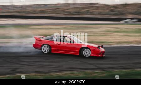 VicDrift Practice Day 2: Der rote Nissan 180SX driftet den Hügel hinunter auf dem Calder Park Raceway Reverse über das Hill Layout. Stockfoto