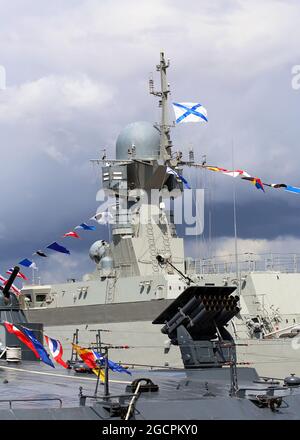 SANKT PETERSBURG, RUSSLAND - 14. JULI: Russische Marine Schiffe auf der 9. Internationalen Seeverteidigungsschau -am 14. Juli 2019 in Sankt Petersburg Stockfoto