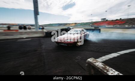 VicDrift Practice Day 2: Der rote Nissan R32 Skyline driftet um die letzte Haarnadel auf dem Calder Park Raceway Formula Drift Layout. Stockfoto