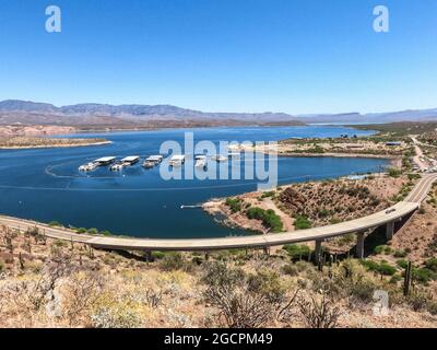 Blick auf den Yachthafen von Roosevelt Lake vom Arizona Trail, Roosevelt, Arizona, USA Stockfoto