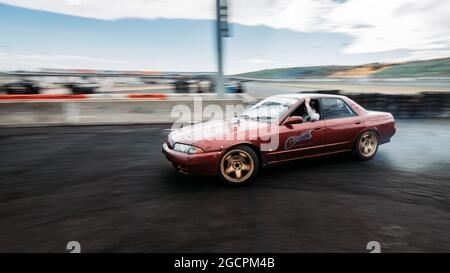 VicDrift Practice Day 2: Der rote Nissan R32 Skyline driftet um die letzte Haarnadel auf dem Calder Park Raceway Formula Drift Layout. Stockfoto