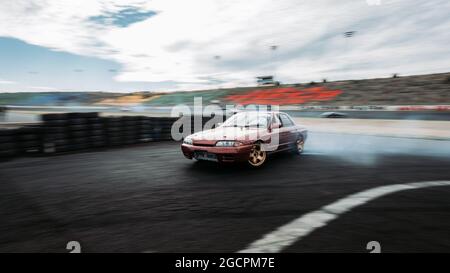 VicDrift Practice Day 2: Der rote Nissan R32 Skyline driftet um die letzte Haarnadel auf dem Calder Park Raceway Formula Drift Layout. Stockfoto