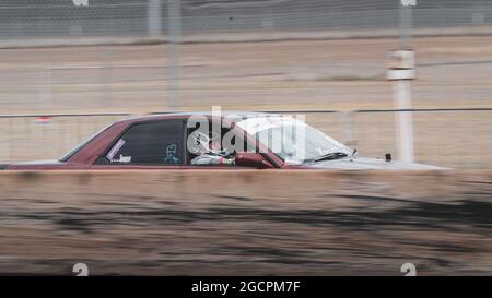 VicDrift Practice Day 2: Der rote Nissan R32 Skyline driftet um die letzte Haarnadel auf dem Calder Park Raceway Formula Drift Layout. Stockfoto