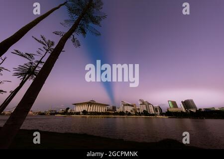 Sonnenuntergang über der Stadt Putrajaya, Malaysia. Blauer Himmel fällt in die Nacht. Romantische Atmosphäre auf dem See in Putrajaya. Die Skyline im goldenen li Stockfoto