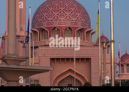 Nahaufnahme der Putra Moschee oder der Masjid Putra, der Hauptmoschee von Putrajaya Wilaya, Malaysia. Am frühen Morgen in Putrajaya, Malaysia. Die Moschee-Kuppel Stockfoto