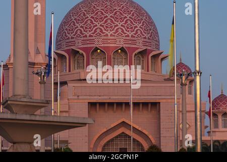 Nahaufnahme der Putra Moschee oder der Masjid Putra, der Hauptmoschee von Putrajaya Wilaya, Malaysia. Am frühen Morgen in Putrajaya, Malaysia. Die Moschee-Kuppel Stockfoto